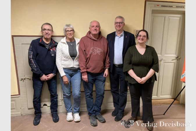 Foto: hl
Vier der FDP Spitzenkandidaten für die Kommunalwahl in Hattersheim gemeinsam mit Dirk Westedt beim Heringsessen am Aschermittwoch. Von links: Rainer Hinz, Dr. Karin Wernicke-Panten, Norbert Reichert, Dirk Westedt und Anna Bode.