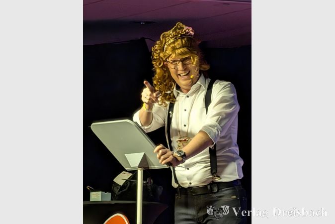 Foto: nab
Krone statt Kappe: Daniel Schleidt bewies als Weinprinzessin Humor und Selbstironie.