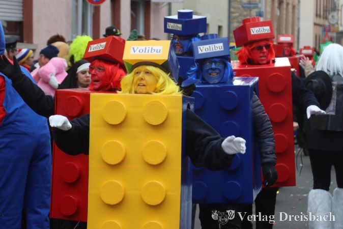 Foto: gus
Der Volksliederbund hatte einen Vorschlag parat, wie sich die Wohnungsnot mithilfe der berühmten bunten Legosteine lösen ließe.