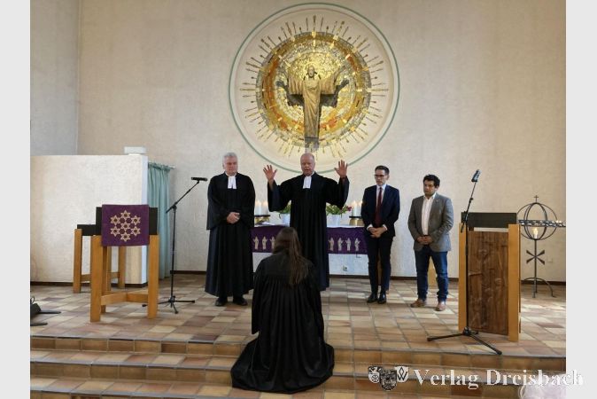 Foto: hl
Melanie Khalil wird gesegnet von Propst Oliver Albrecht. Links daneben Pfarrer Andreas Hannemann, rechts Thomas Milkowitsch und Samuel Khalil.