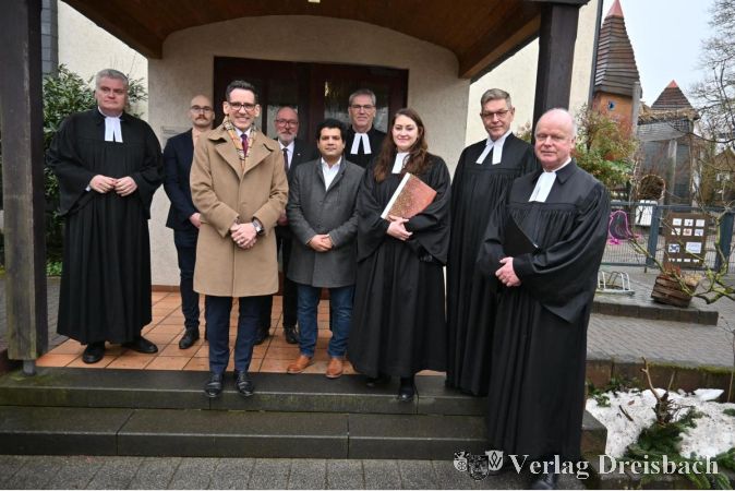 Foto: Werner Mitsch
Die Ordination von Pfarrerin Melanie Khalil war ein großer Tag für die Evangelische Auferstehungsgemeinde. Von links: Pfarrer Andreas Hannemann, Stefan Leonhard, Thomas Milkowitsch, Stephan Frisch, Samuel Khalil, Pfarrer Reinhardt Schellenberg, Pfarrerin Melanie Khalil, Dekan Dr. Martin Fedler-Raupp, Propst Oliver Albrecht.
