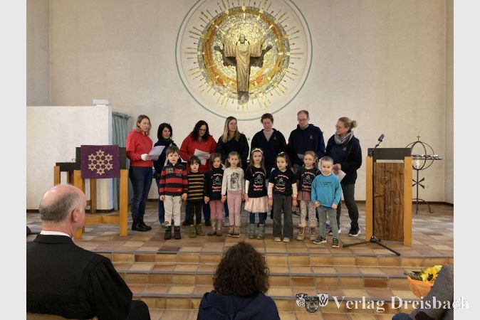 Foto: hl
Der Chor der Evangelischen Kita Vogelnest überbrachte ein Willkommens-Ständchen.