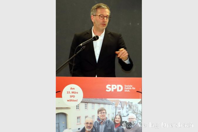 Foto: gus
Der Fraktionschef im Kreistag, Philipp Neuhaus, war Gastredner beim Politischen Aschermittwoch der SPD, zog den Faden aber über den Landkreis hinaus.