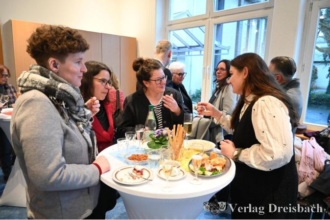 Foto: Werner Mitsch
Angeregte Gespräche mit Pfarrerin Melanie Khalil (rechts) beim Empfang im Gemeindehaus der Evangelischen Auferstehungsgemeinde.