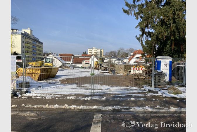 Foto: hl
Unbebautes gemeindeeigenes Grundstück am Platz von Airaines. Rechts und hinten sieht man die Häuser in der Friedrich-Ebert-Straße, deren Bewohner besorgt sind, dass bei einer Bebauung hohe Häuser entstehen könnten.