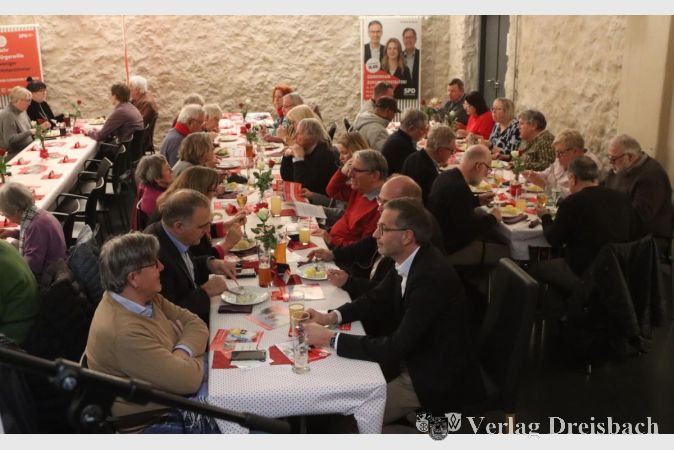 Foto: gus
Mit gut gefülltem Magen lässt sich besser verstehen: Vor den Redebeiträgen konnten das am Aschermittwoch traditionelle Heringsmenü bestellt und verzehrt werden.