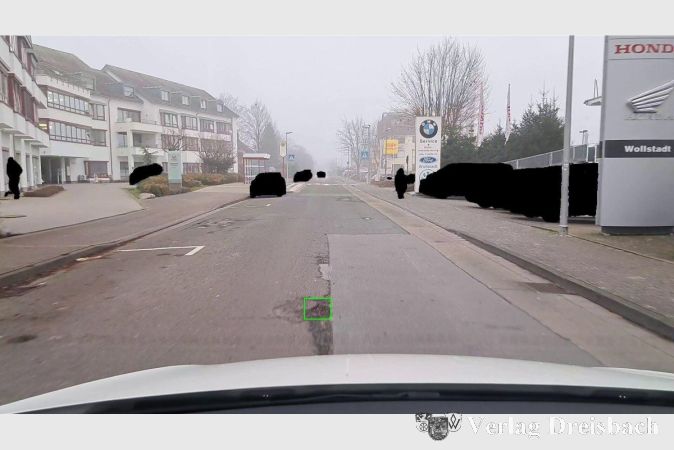 Foto: Stadt Hattersheim am Main
Ein Schlagloch wird als solches identifiziert.