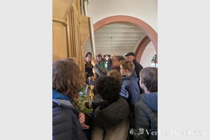 Foto: privat
Orgelbesichtigung: Andreas Winckler zeigte den Kindern das beeindruckende Musikinstrument.
