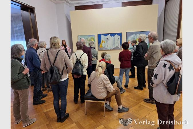 Foto: Werner Grundmann
Die Teilnehmerinnen und Teilnehmer in den Opelvillen während der Führung. Im Hintergrund Blick auf den Zyklus den Hélène de Beauvoir zum Tod ihrer Schwester Simone malte.