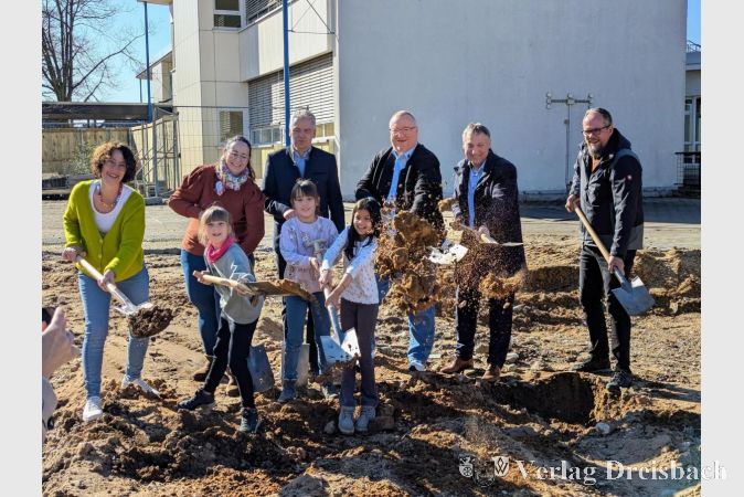 Foto: mpk
V.l.n.r.: Schulleiterin Maria Schellhaas, Elternbeiratsvorsitzende Tanja Kurth, Landrat Michael Cyriax, Bürgermeister Klaus Schindling, Kreisbeigeordneter Axel Fink und der Leiter des Hochbau- und Liegenschaftsamtes beim Kreis, Peter Wesp, mit Kindern der Albert-Schweitzer-Schule.