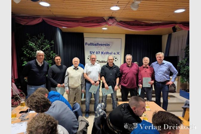 Foto: mpk
Ehrung der langjährigen Mitglieder, umrahmt von Vorstandsmitgliedern des SV 07 Kriftel. V.l.n.r.: Ralf Schmidt (1. Vorsitzender), Marco Eigenstetter, Hans-Werner Radtke, Norbert Eigenstetter, Michael Sarownek, Jürgen Korus, Bruno Pfeffer und Jörg Dünte (Geschäftsführer).