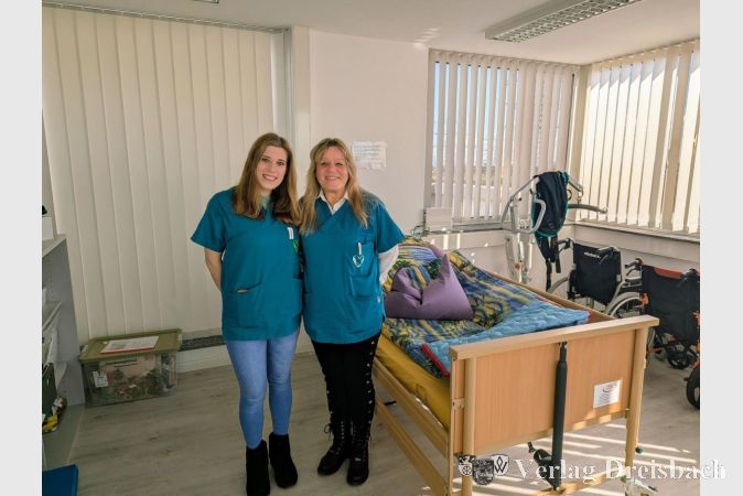 Foto: mpk
Karina Keller, Stellvertretende PDL (links) und Michaela Heukrodt, Pflegedienstleitung, im hauseigenen Übungsraum, der neben dem Pflegebett auch einen Lifter bietet. Somit können sich alle Pflegekräfte mit dieser Technologie in Ruhe auseinandersetzen und auch selbst einmal die Rolle des "Gelifteten" übernehmen, um ein umfassendes Gespür dafür zu entwickeln, bevor ein solches Gerät bei einem Kunden oder einer Kundin zum Einsatz kommt.