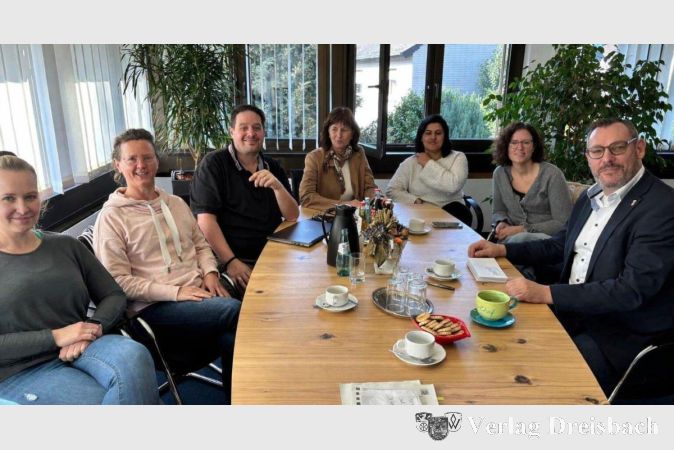 Foto: Gemeinde
Die Tagesmütter Tanja Feuser (links), Nicole Angelov (2.v.l.) und Maryam Masjedi (3.v.r.) trafen sich im Rathaus mit Bürgermeister Christian Seitz (rechts), seiner Frau Tanja, stellvertretend für das Familienzentrum, Stefani Petermann vom Team Kinder- und Jugendbetreuung (Mitte) und Pasquale Fiore, Fachbereichsleiter für Kultur und Soziales, zum Erfahrungsaustausch.