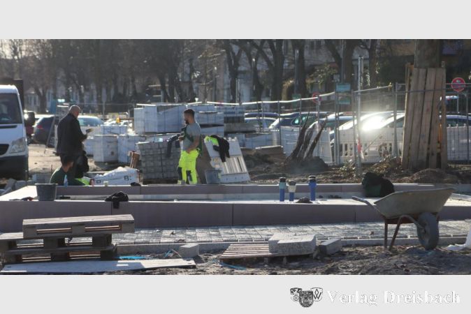 Foto: gus
Am Mainufer erkennt man inzwischen die neue Einfassung des Berliner Brunnens, der als letzter Bereich fertiggestellt wird.