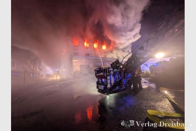 Foto: Feuerwehr
Einsatzkräfte der Feuerwehren der Stadt Hattersheim am Main und überörtlicher Einheiten bei den Löscharbeiten an dem betroffenen Gewerbeobjekt in der Schulstraße im vergangenen Dezember.