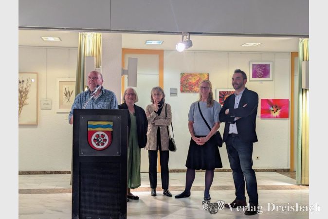 Foto: mpk
Harald Gross hieß im Namen der Freien Künstlergruppe die vielen Gäste herzlich willkommen. Neben ihm (v.l.n.r.) Andrea Hirschberg, Petra Keller, Sabine Stieglitz und Nicola Danza.