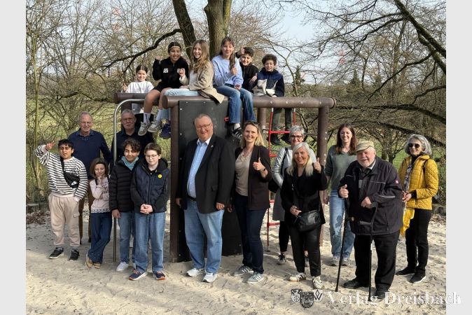 Foto: Stadt Hattersheim
Mitglieder von Magistrat und Stadtverordnetenversammlung feierten zusammen mit den Kindern die EInweihung der neuen Kletteranlage.