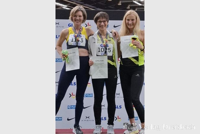 Foto: privat
Katja Popanda (Mitte) holte Gold im Dreisprung der Altersklasse W55.