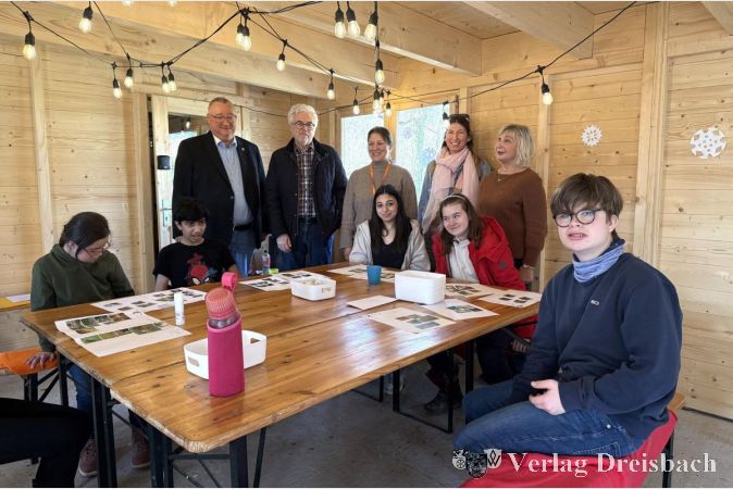 Foto: Stadt Hattersheim
Das neue Vereinsheim bieten dem Tierpark Hattersheim e. V. nun die Möglichkeit soziale Angebote mit Kindern und Jugendlichen durchzuführen. Bürgermeister Klaus Schindling und HBS-Schulleiter Dr. Dietrich Heither überzeugten sich selbst vom "Praxistag im Tierpark".