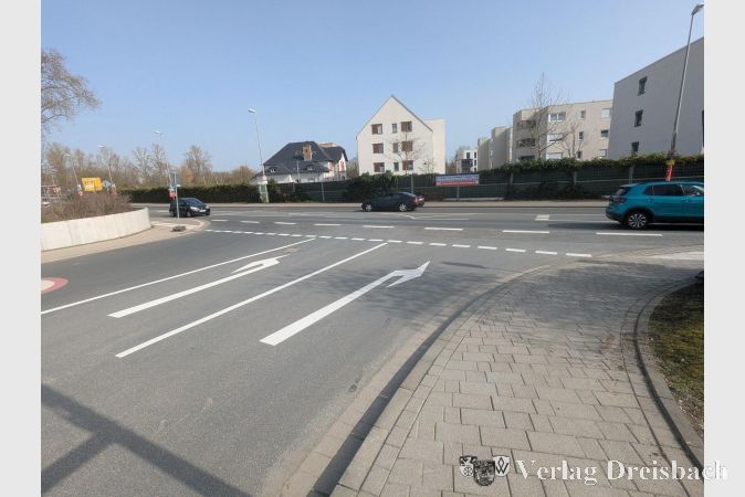 Foto: ADFC
Die neu markierten Radwegefurten an einer Einmündung des Hugo-Hoffmann-Rings in den Hessendamm.