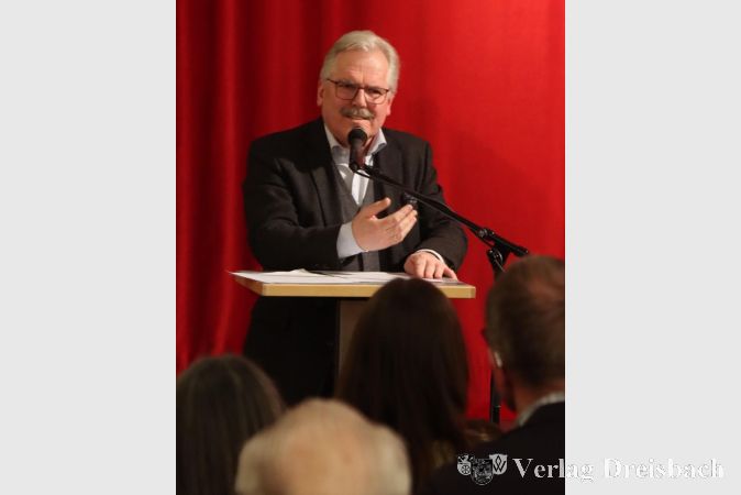 Foto: gus
In die Historie der Flörsheimer Ehrenbürger-Ernennungen tauchte der Historiker Dr. Bernd Blisch bei einem Vortrag in der Kulturscheune ein.