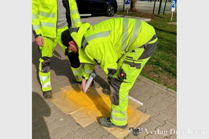 Foto: Stadt Hattersheim
Sprüharbeiten zum Pilot-Projekt "Gelbe Füße".