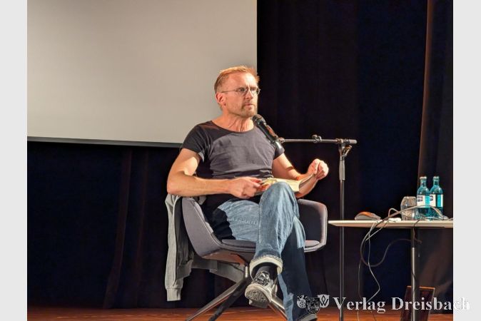 Foto: mpk
Autor Toralf Staud bei seiner Lesung zum Thema "Hattersheim 2025" im vergangenen Jahr. Die Vortragsreihe soll auch in diesem Jahr fortgeführt werden.