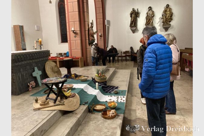 Foto: hl
Nach dem Gottesdienst bewunderten die Besucher den schön geschmückten Altar.