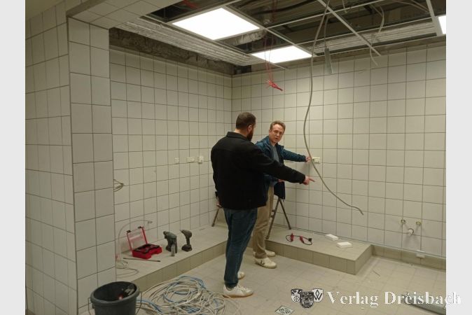 Foto: Gemeinde
: Der Erste Beigeordnete Martin Mohr mit Bauamtsmitarbeiter Burhan Bilgic in der neuen Küche des Schwarzbachhallen-Restaurants.