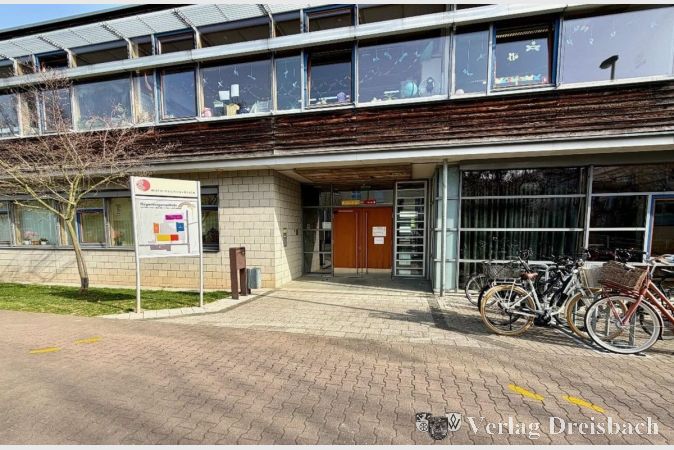 Foto: Stadt Hattersheim
Die "Gelben Füße" münden in den Eingang zur Regenbogenschule.