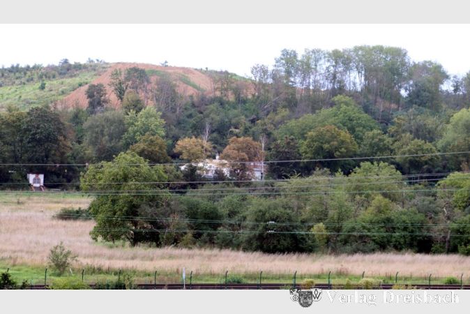 Foto: gus
Seit vielen Jahren setzt Flörsheim bei der Entwicklung neuer Gewerbeflächen auf das Areal West V.2 (vorne) östlich des Abenteuerspielplatzes Keramag. Dass sich die Gewerbesteuereinnahmen über dieses Areal stabilisieren lassen, ist aber eher Hoffnung als gewiss.