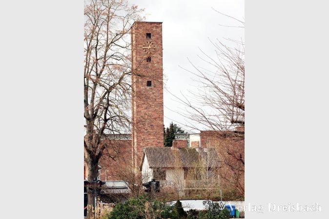 Foto: gus
Der Kirchturm wird sicher stehen bleiben, die Kirche selbst wird nach den Plänen der Immobilien-Arbeitsgruppe allerdings ihre Funktion verlieren und Teil des neuen Flörsheimer Gemeindezentrums als Ersatz für das aufzugebende Galluszentrum.