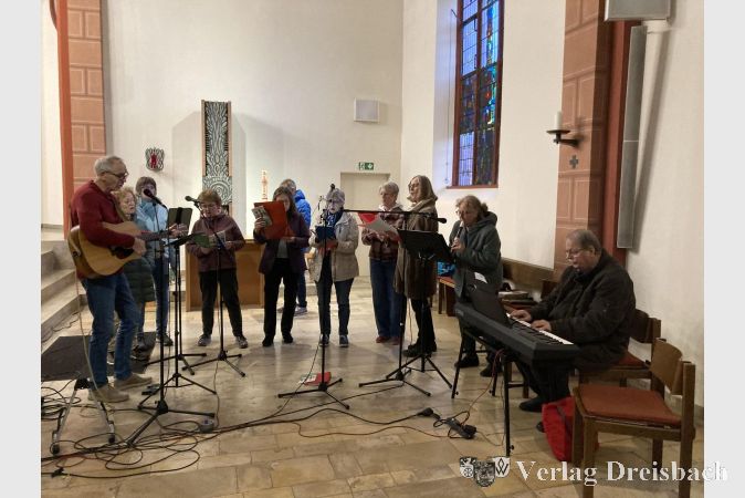 Foto: hl
Musikalische Begleitung durch den Chor für neue geistliche Lieder.