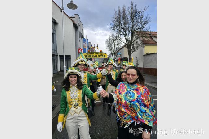Foto: nab
Der Bürgermeister sowie Bankvertreter werden beim närrischen Bankensturm in Handschellen abgeführt.