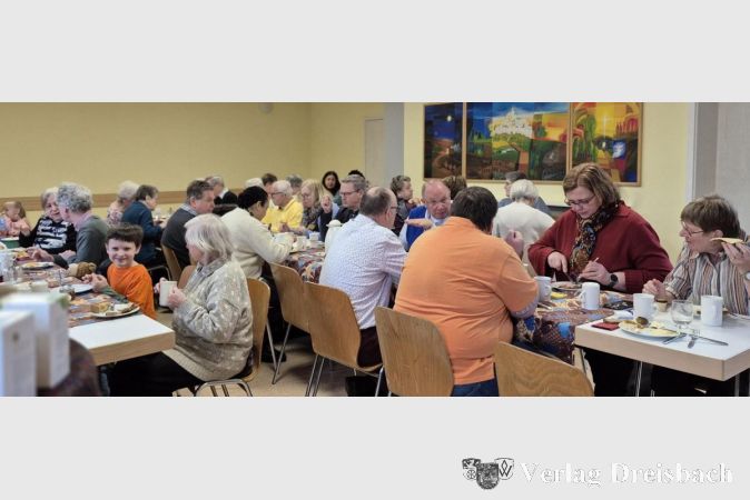 Foto: Kolpingfamilie Flörsheim
Volle Tische im Pfarrheim St. Josef: Rund 50 Gäste unterstützen beim „Frühstück für Chipulukusu“ die Bildungsarbeit in Sambia.