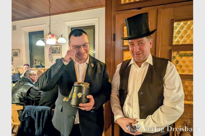 Foto: nab
Standartenführer Daniel Schneider und Vorsitzender Heinz Schäfer (r.) verabschieden die Fastnacht mit Wehmut.