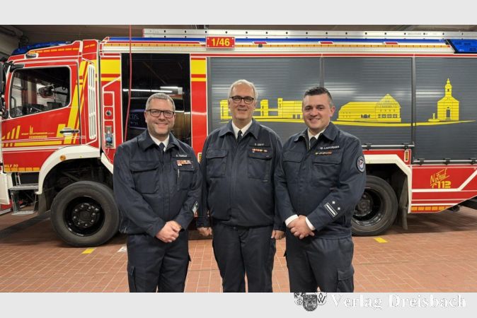Foto: Feuerwehr Hattersheim
V.l.n.r.: Stadtbrandinspektor David Tisold, der 2. stellvertretende Stadtbrandinspektor Daniel Zepf und der 1. stellvertretende Stadtbrandinspektor Maurice Ladurner.