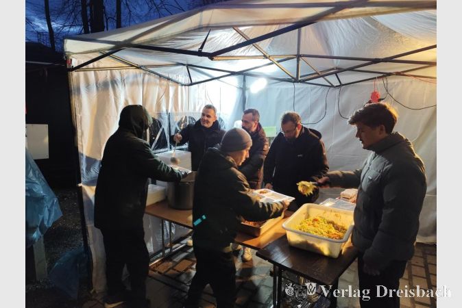 Foto: privat
Die allabendliche Essensausgabe nach Sonnenuntergang.