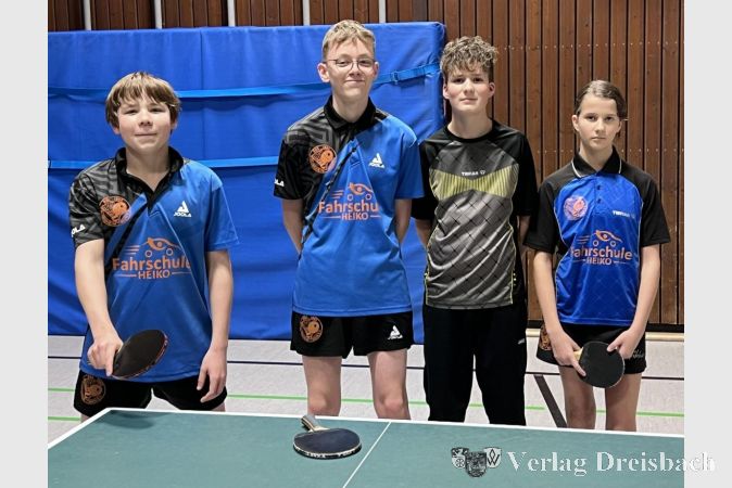 Foto: vb
Eine zufriedene J15-Mannschaft (v.l) Marlon Seewald, Lukas Hahn, Mark Müller, Melina Müller.