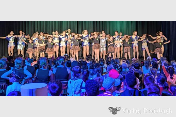 Foto: nab
Gemeinsam auf der Bühne: Die „FNC Bambinis“ und die „FNC Fireflies“ sorgten mit ihren Auftritten für Stimmung in der Stadthalle.