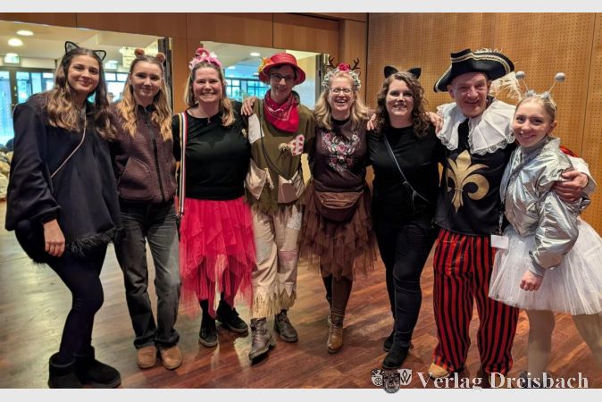 Foto: nab
Mittendrin statt nur dabei: Lehrkräfte und Betreuerinnen der Riedschule begleiteten ihre Klassen und ließen sich von der närrischen Stimmung anstecken.