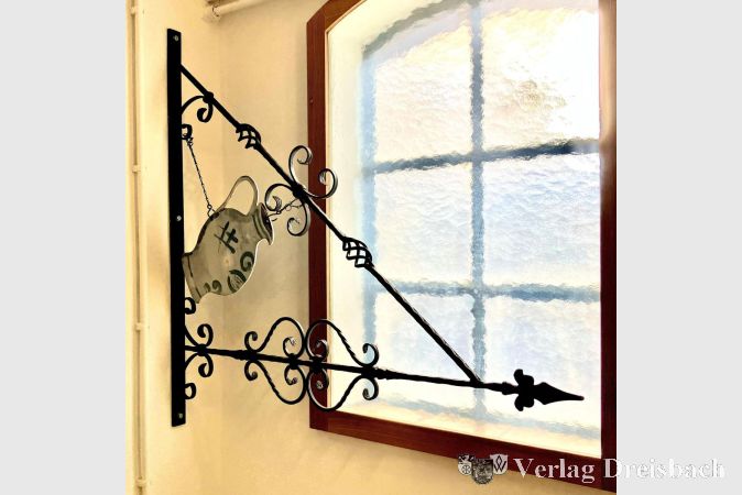 Foto: Heimatmuseum
Schmiedeeisernes Schild mit Bembel.