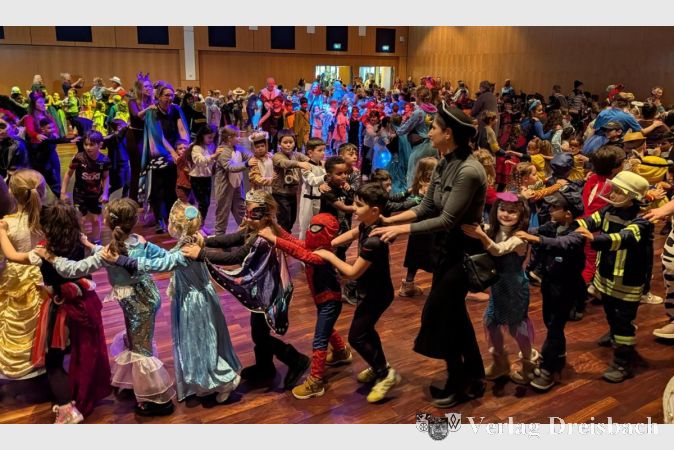 Foto: nab
Ohne sie geht es nicht: Bei der Polonaise zog eine lange, bunt kostümierte Schlange durch die Halle – lautstark begleitet vom Schlachtruf „Hall die Gail!
