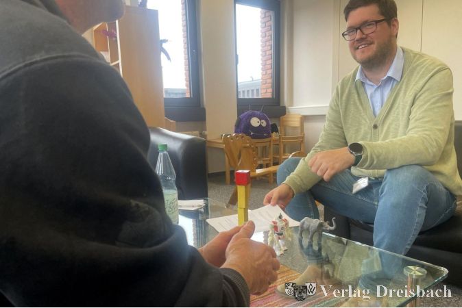 Foto: MTK-Pressestelle
Daniel Schiller vom Pflegekinderdienst im Gespräch mit einem Pflegevater.