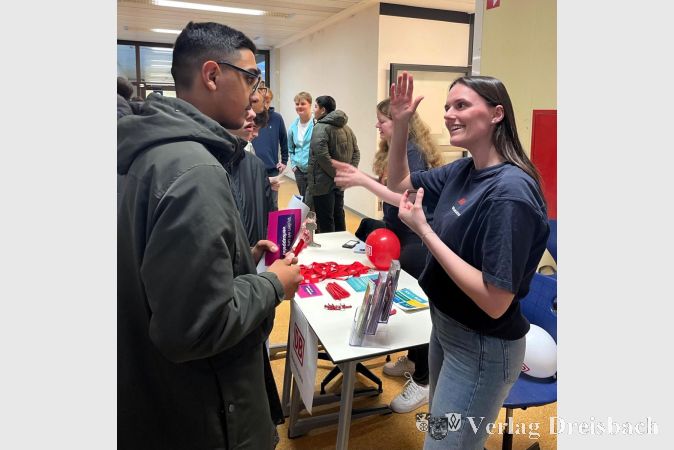 Foto: vdL
Schüler Zain lässt sich von DB-Mitarbeiterin Lea Boch informieren.