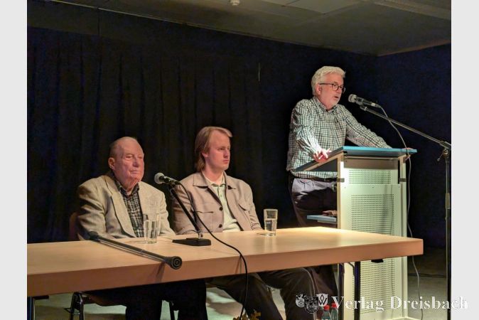 Foto: mpk
Schulleiter Dr. Dietrich Heither (rechts) begrüßte Gerhard Wiese und dankte ihmk für dessen Engagement.