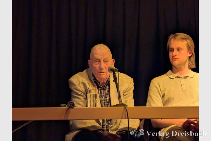 Foto: mpk
Gerhard Wiese (97) berichtete sehr anschaulich über die Frankfurter Auschwitzprozesse. Neben ihm Samuel Süs, der ihm während des Vortrags assistierte.