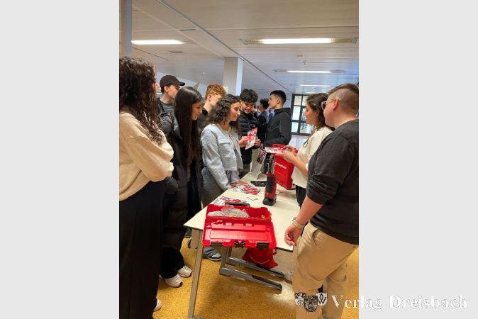 Foto: vdL
Asiyra, Nesrin und Maria am Stand der Firma Rothenberger.