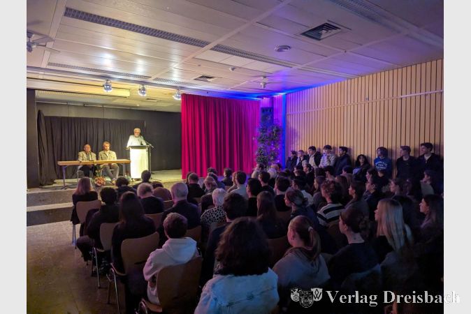 Foto: mpk
In der Aula der Heinrich-Böll-Schule gab es keinen freien Sitzplatz mehr. Viele interessierte Schülerinnen und Schüler sowie weitere Gäste verfolgten den Vortrag im Stehen.