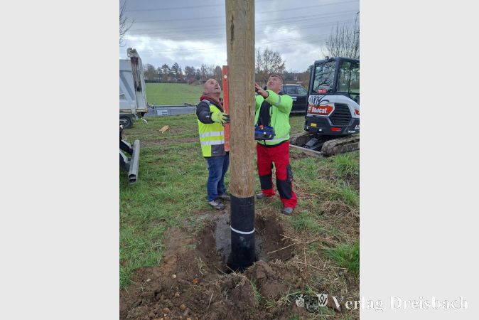 Foto: privat
Die Beiden sorgen dafür, dass der Mast "im Lot" steht.